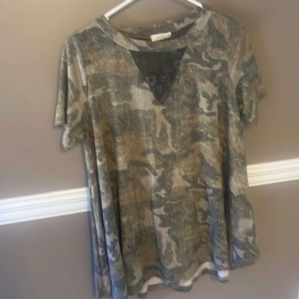 Camouflage swing top with lace accent